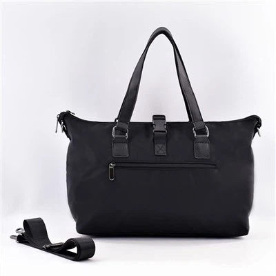 Borsone nero resistente alla moda